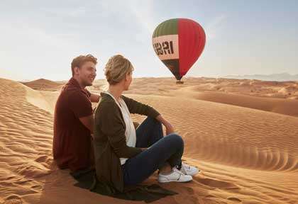 Montgolfière dans le désert de Dubai © DTCM